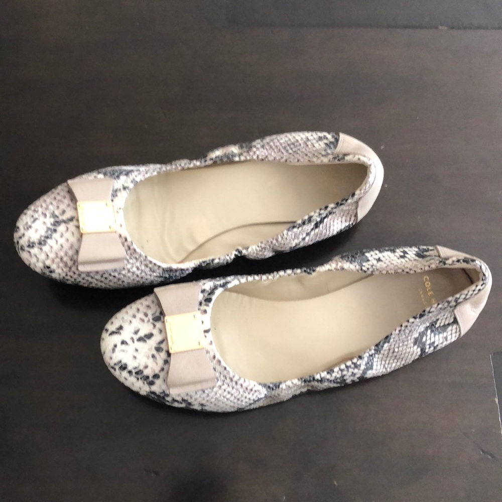 Like new COLE HAAN snakeskin flats